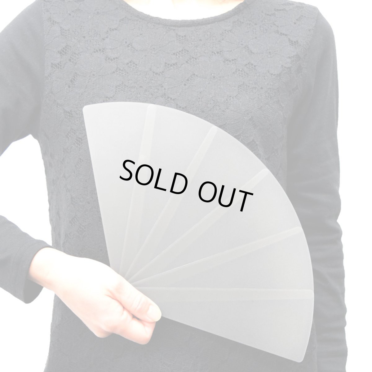 画像4: 丸洗い可能 プラスチック扇子 半透明グレー (4)